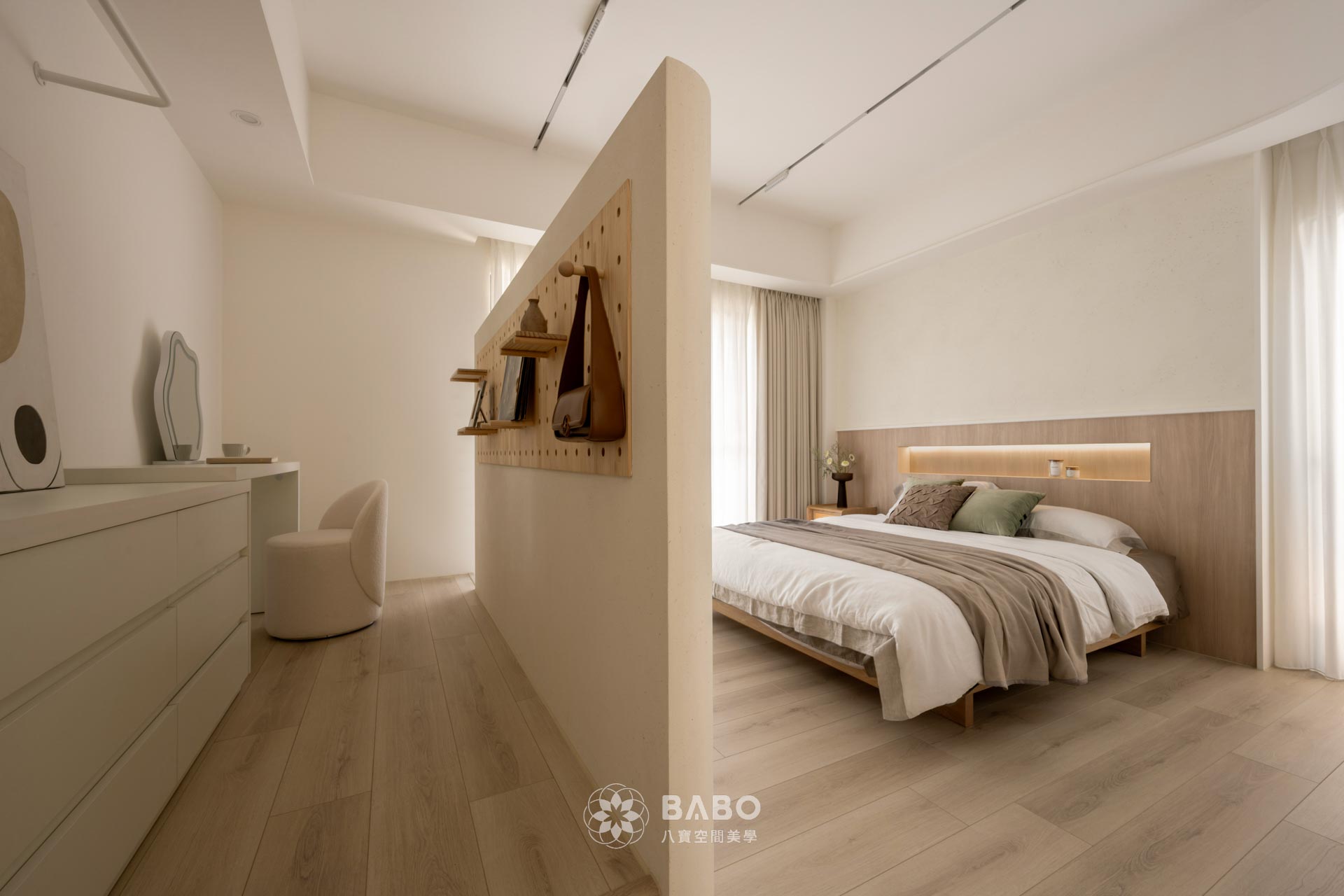 ▲用電視牆來分出睡眠區跟化妝區，不但保持空間流動性，還讓生活動線更順，早晚使用也互不干擾。