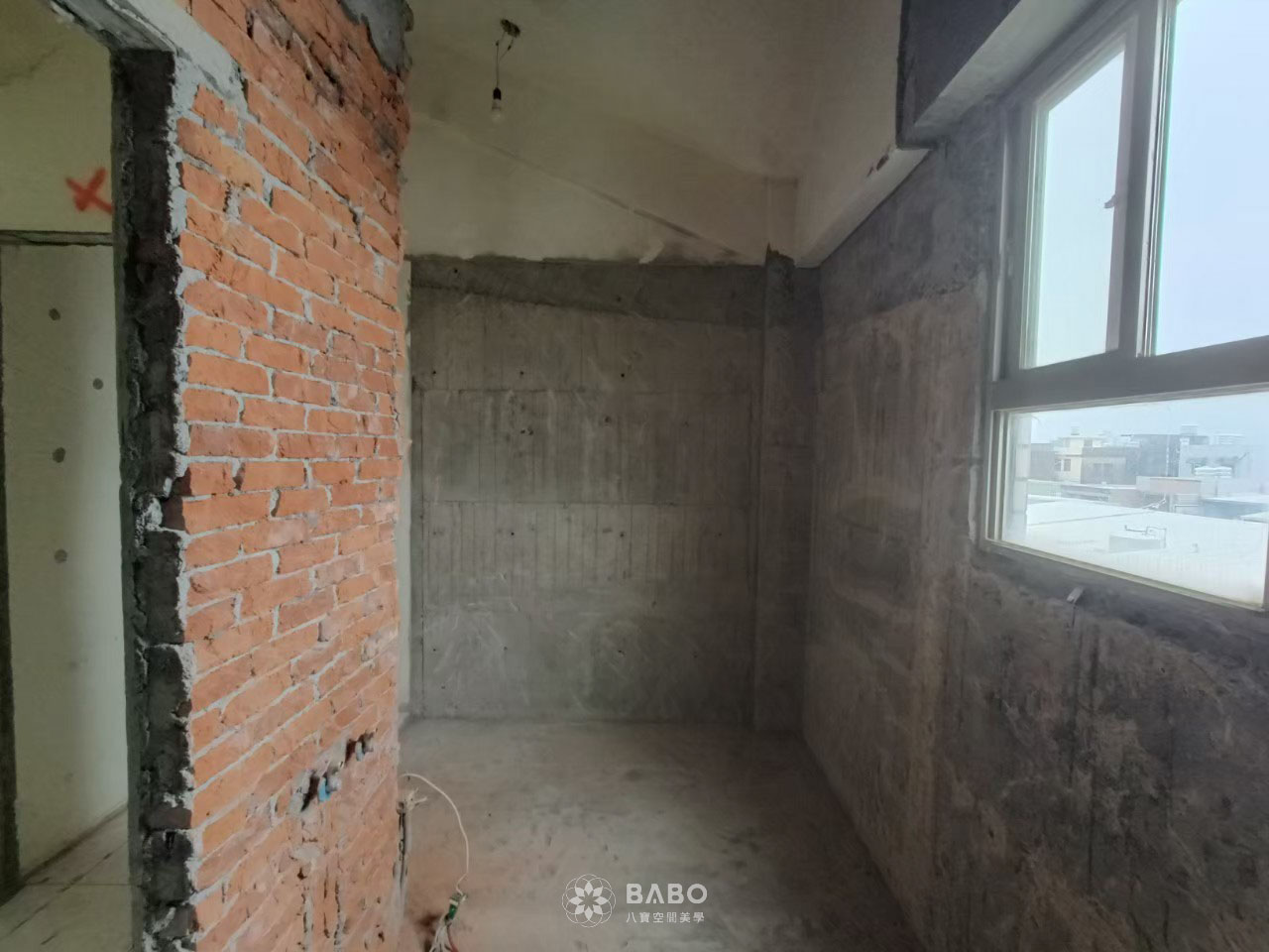 ▲設計師會定期到工地巡視，確認工程進度是否符合預期，若現場遇到突發狀況，也能第一時間掌握並協助解決，確保施工順利進行，同時設計師也會定期拍攝現場照片，並上傳至專屬群組，讓屋主隨時掌握工地最新狀況，提升溝通效率與安心感。