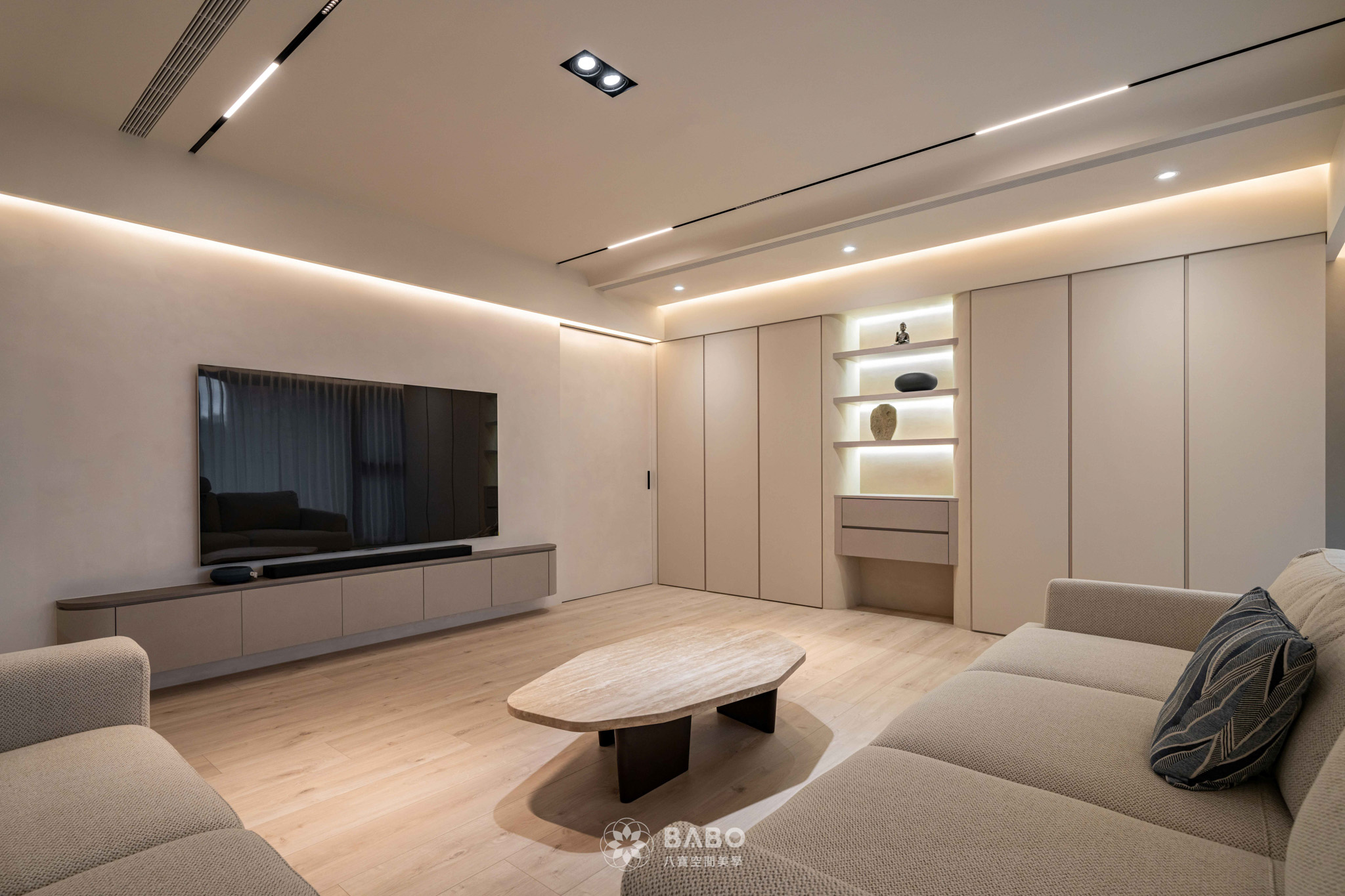 ▲電視牆面特選與涼廊同名特殊塗料:LOGGIA，令其突出於環境之奶油色調，強化空間的主次層級。