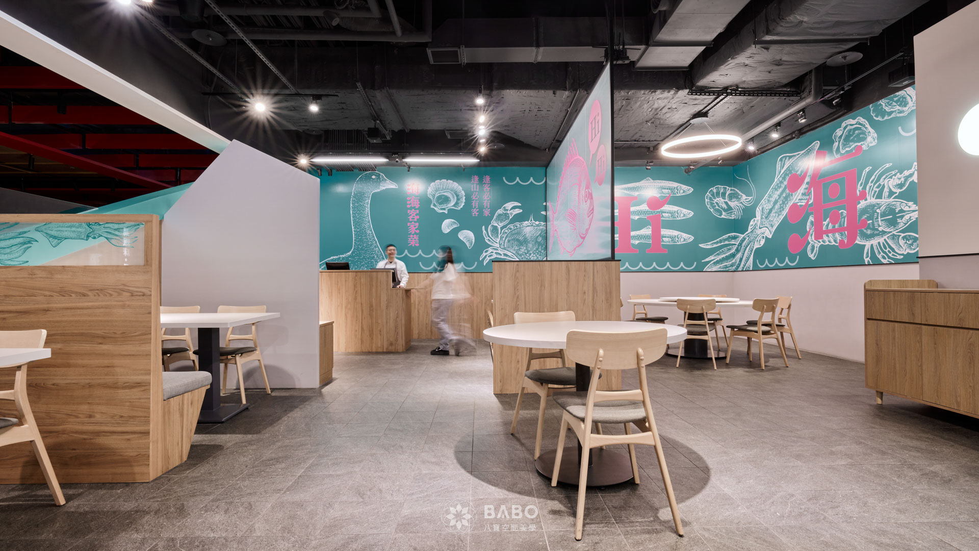 ▲店內座位搭配圓桌、卡座、長桌等樣是，應變不同的客群到此聚餐，不論是10-12人的聚餐、	3-4人的小家庭用餐，還是想享受二人世界的情侶夫妻，都可以有適合的用餐空間。