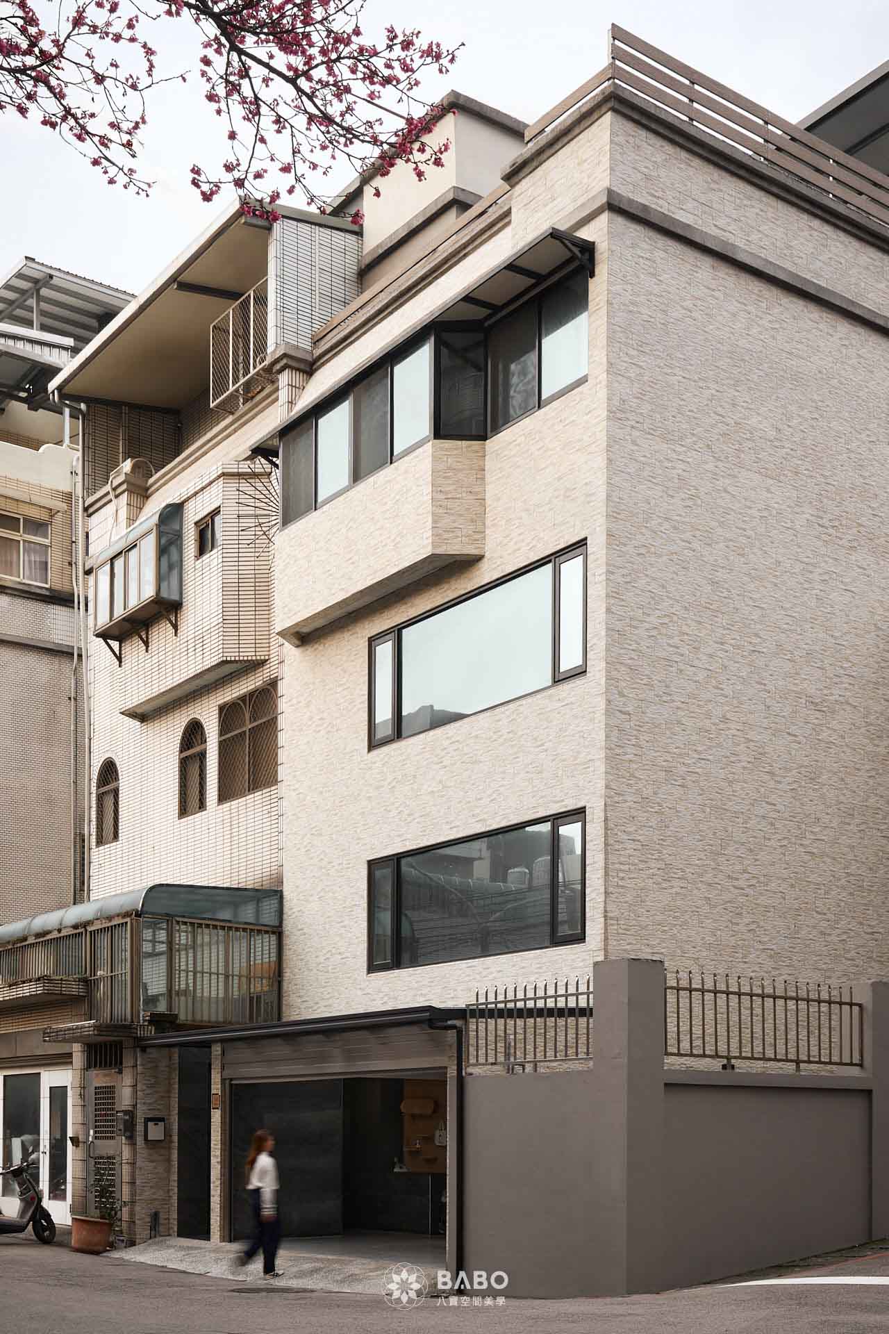▲這棟雙拼型透天厝老屋翻新，經歷了一場從建築外觀到室內細節的徹底翻新。原本陳舊老屋的形象，經過設計團隊巧手改造，注入嶄新元素與現代機能，煥發出全然不同的風貌，不僅立面重新打造，賦予建築嶄新的辨識度，室內空間亦重整格局、材質與動線，實現居住者對舒適與美感的期待。
