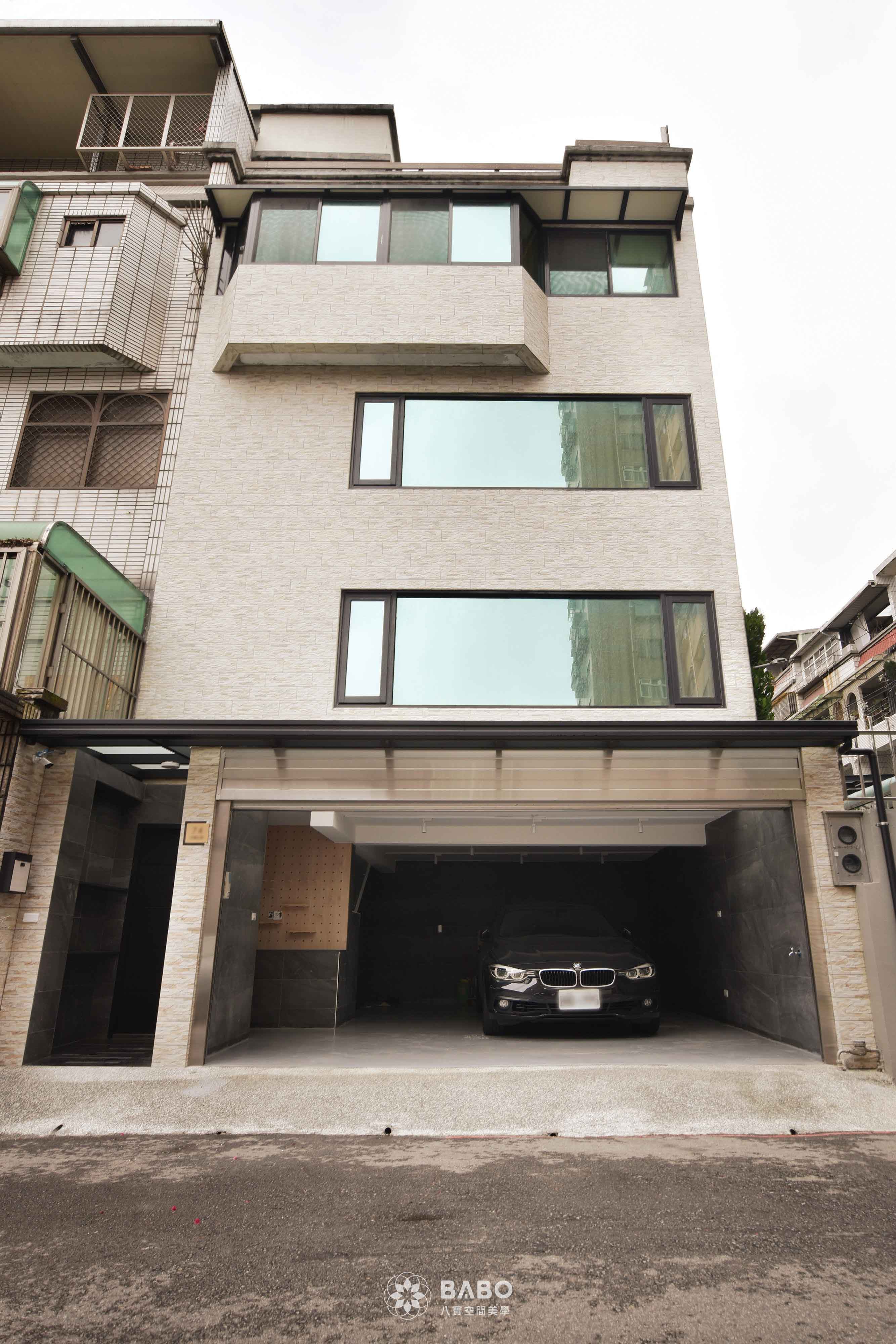 ▲一樓通常作為住宅的門面與進出要道，建議規劃車庫或停車棚，方便停放車輛；同時設置乾淨整齊的玄關區，作為室外與室內之間的過渡緩衝，若坪數足夠，也可考慮增設儲藏空間、多功能室或長輩房，提供生活更多彈性與便利性。