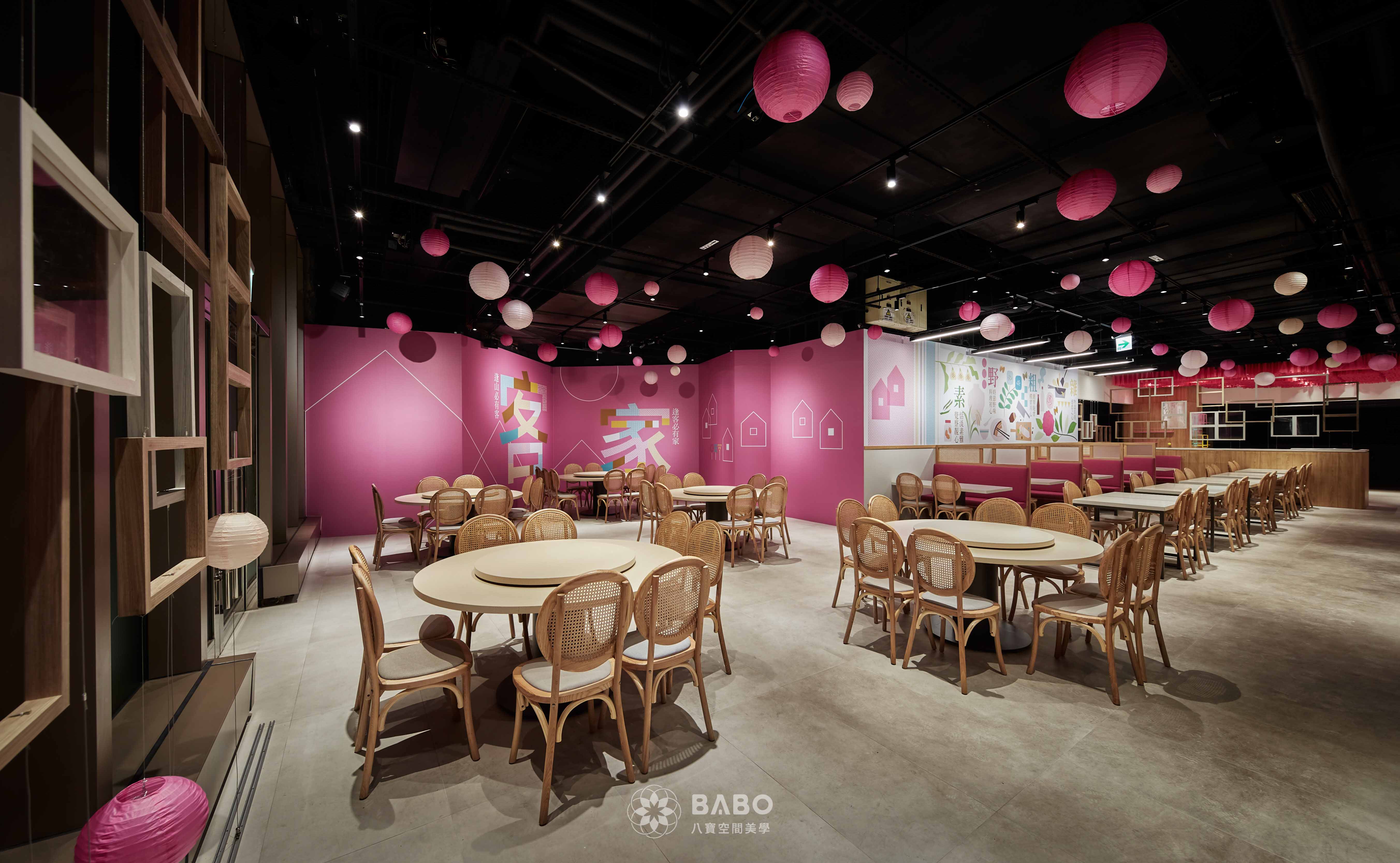 ▲柚子花花青春客家菜A19青埔店在座位配置上兼具彈性與舒適性，除了設有圓桌與方桌外，也規劃整排卡座式座位區，滿足不同用餐需求。